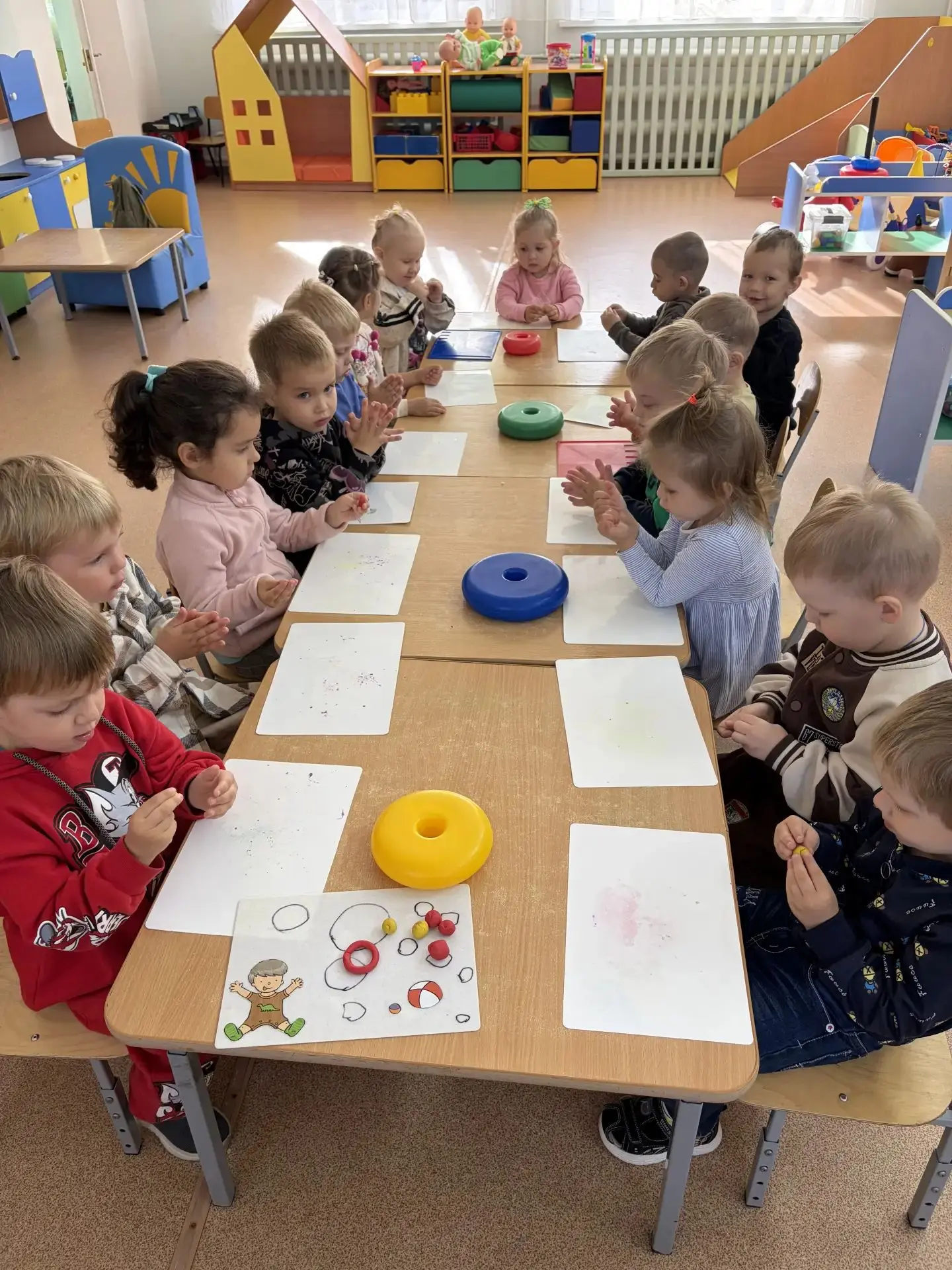 😊 Сегодня на занятии по лепке малыши учились создавать из пластилина разноцветные коле...