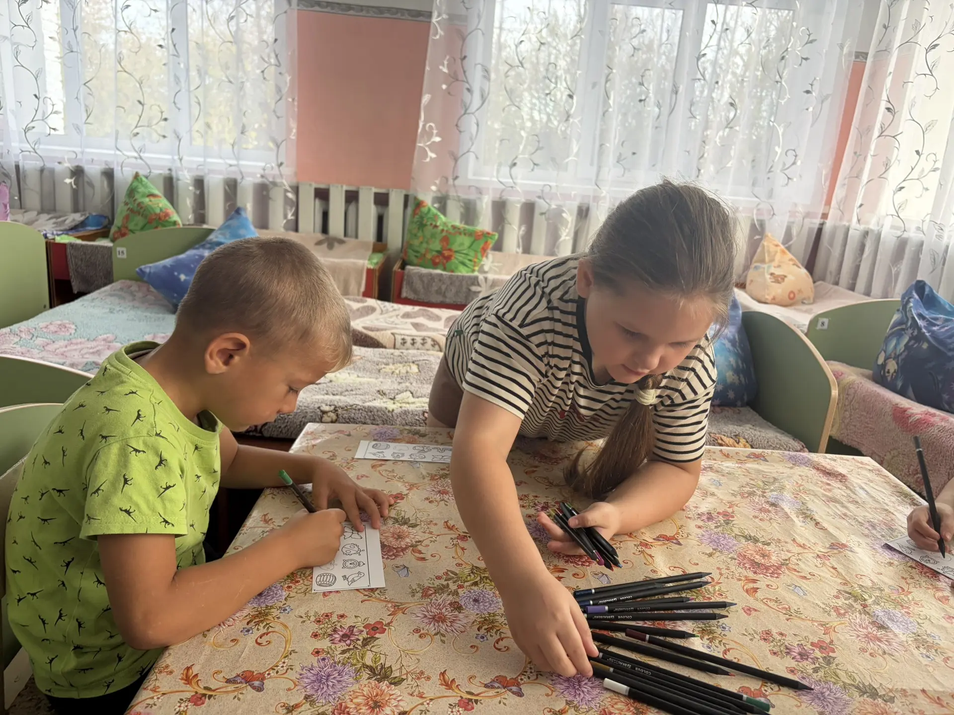 С дошкольниками 5-6 лет психолог провёл развивающее занятие, задачами которого было раз...