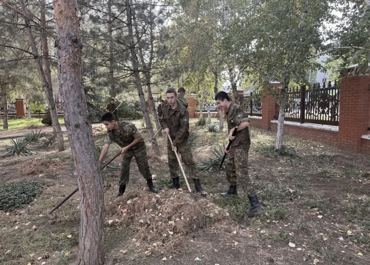 По доброй осенней традиции кадеты ГБОУ РО «КККК» вновь пришли на помощь церкви Покрова ...