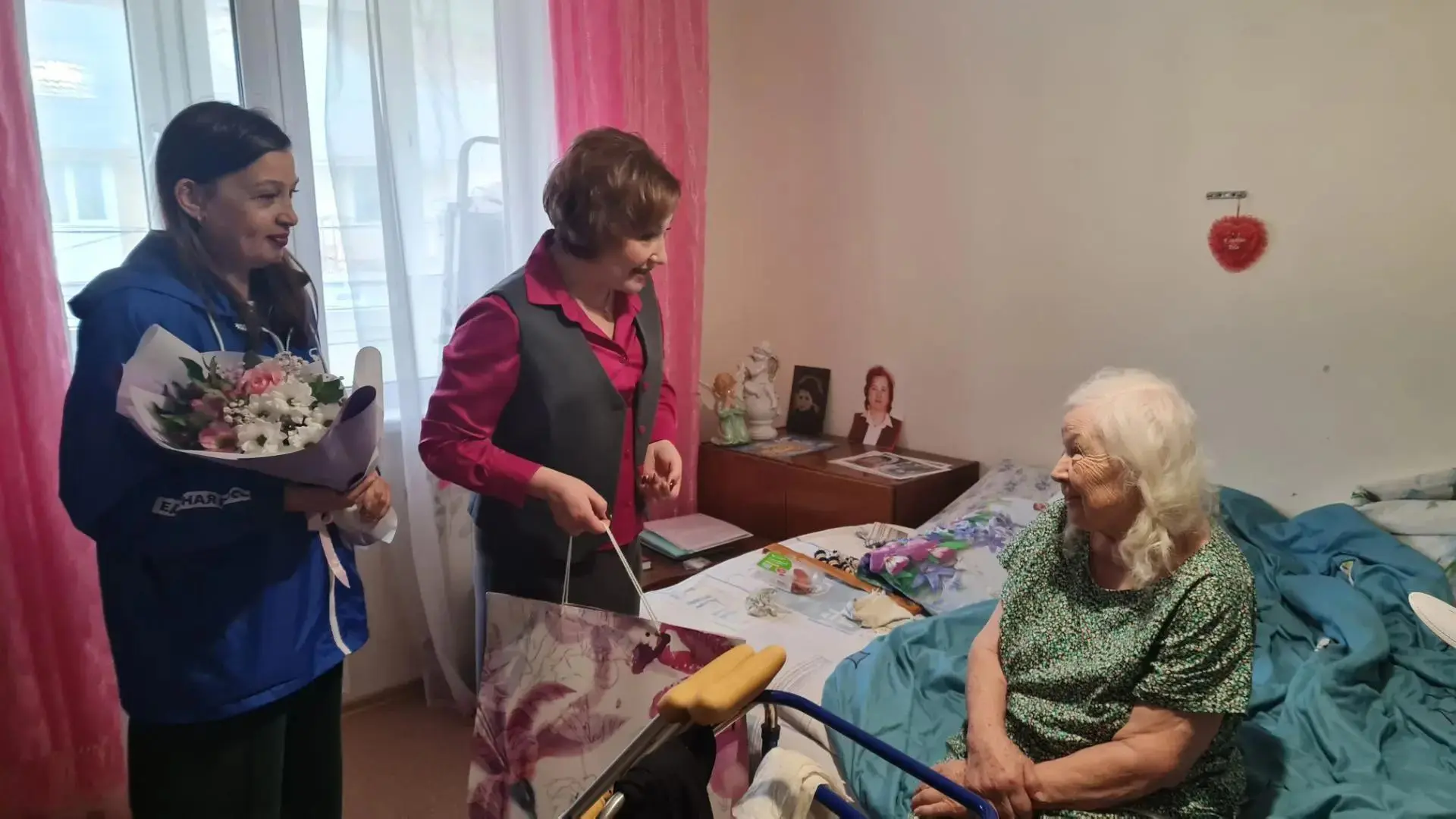 👏В Невельском районе бережно хранят добрую традицию – лично поздравлять юбиляров-долго...