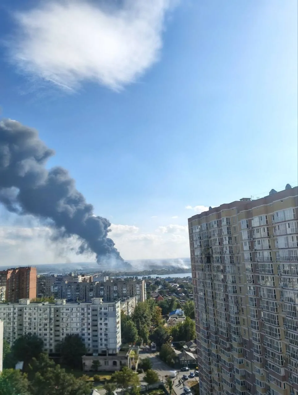 В Ростове-на-Дону продолжается пожар на нефтяном терминале НЗНП, который был атакован н...