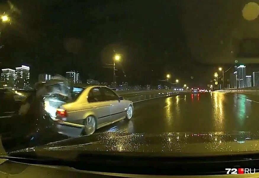 Мужчину от удара впечатало в багажник