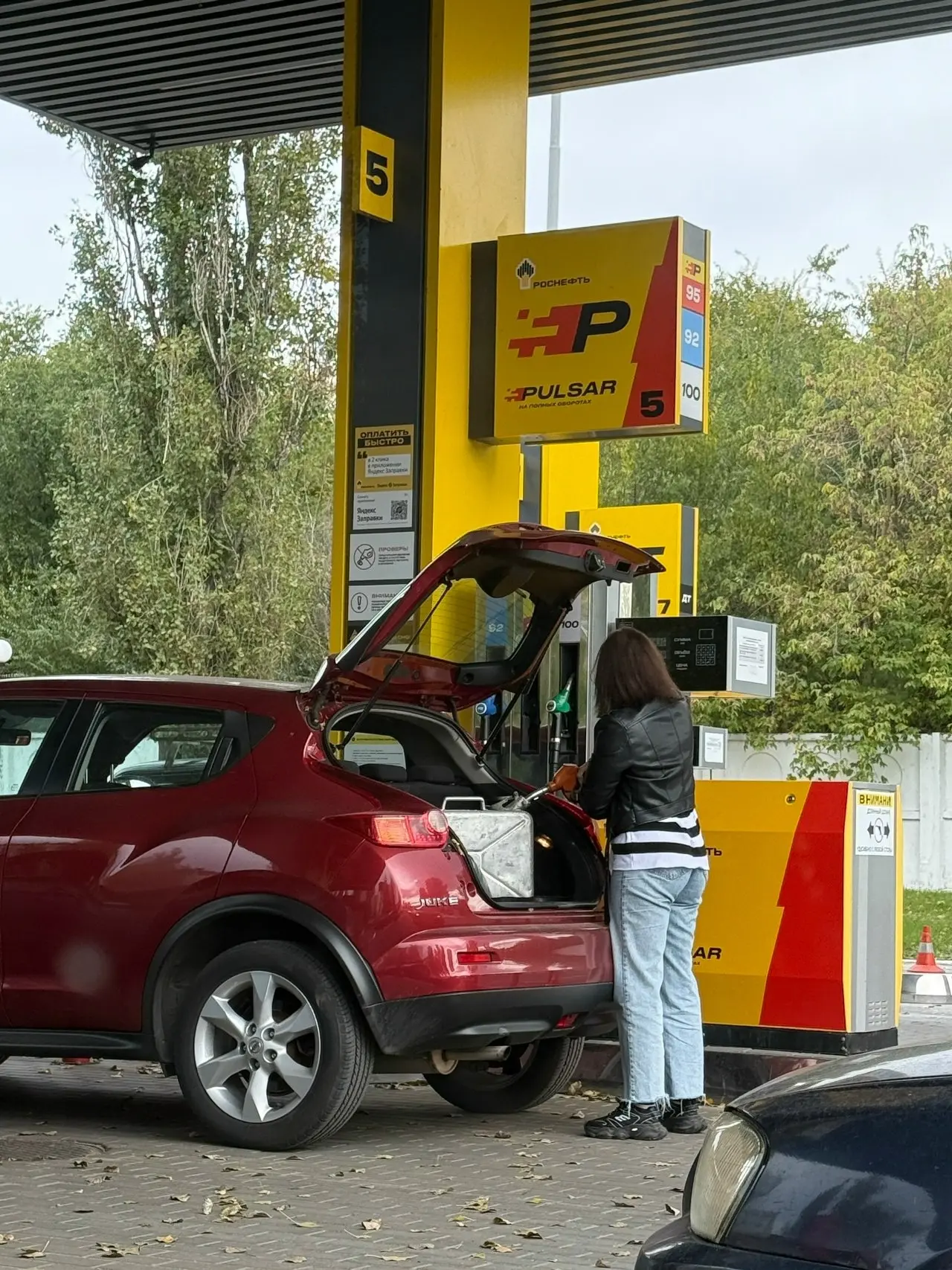 В Воронеже наливают бензин в канистры?