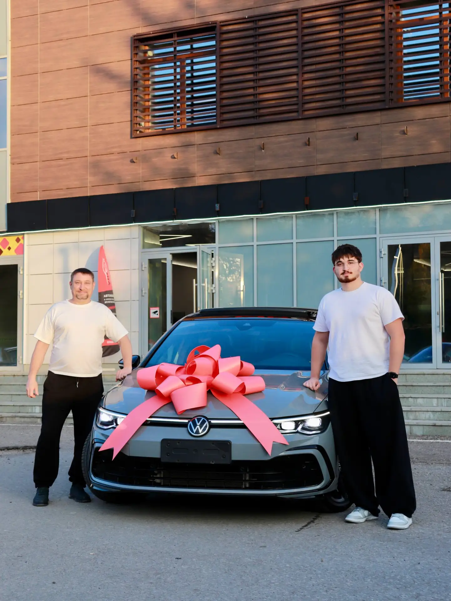 Молодой, стильный, за рулём Volkswagen Golf. Что ещё нужно? 😎