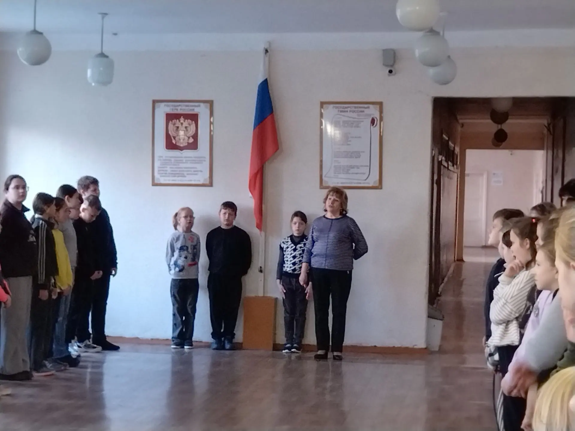 Учебная неделя в МБОУ "Виленская СОШ" по традиции началась с поднятия флага и исполнени...