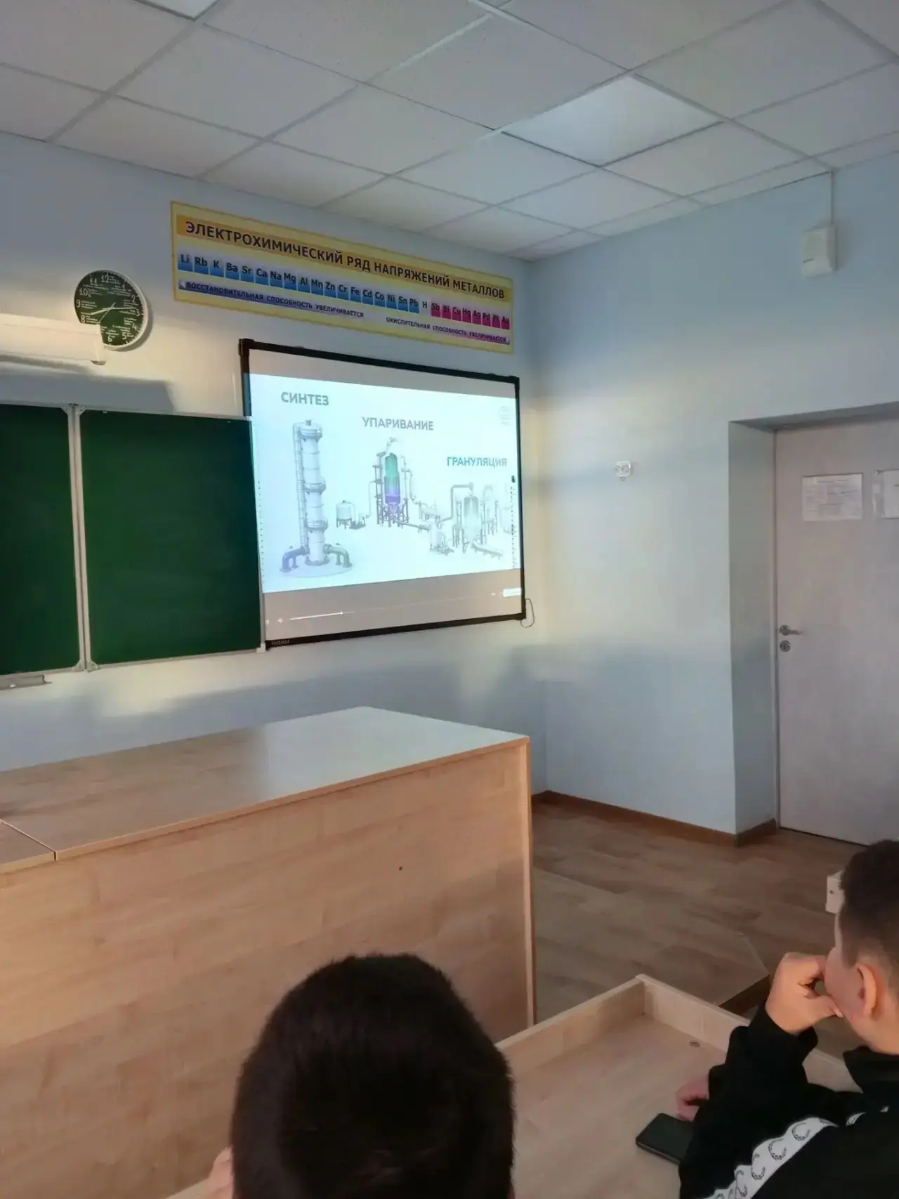 🔬 Дороги, которые мы выбираем: в школе прошли профориентационные занятия «Химическая п...