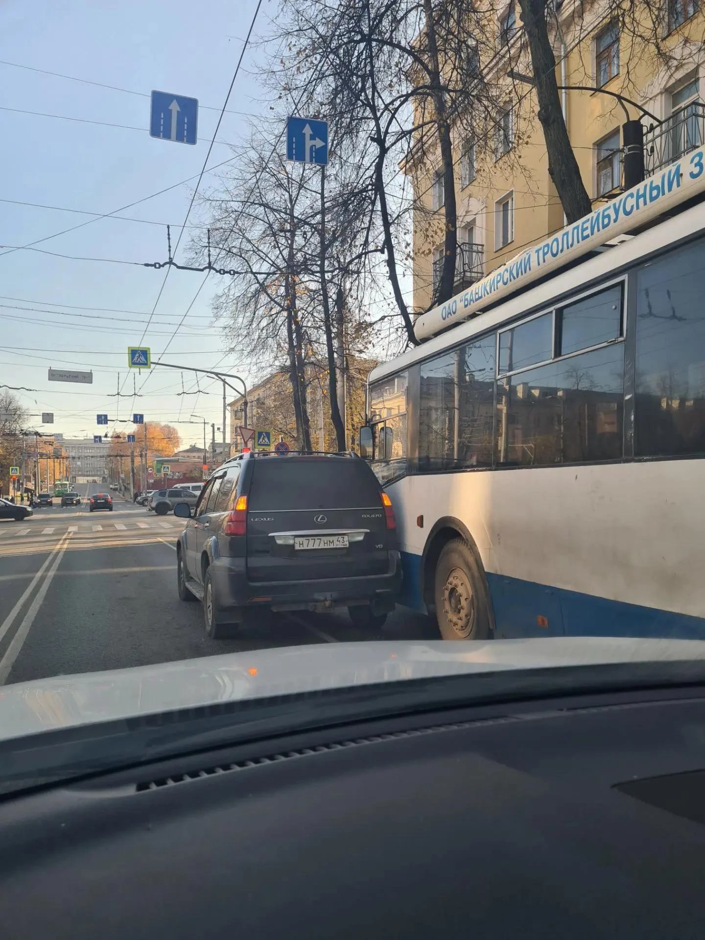 🚨🚎 «ЛЕКСУС» И ТРОЛЛЕЙБУС НЕ ПОДЕЛИЛИ ДОРОГУ: В ЦЕНТРЕ КИРОВА СОБИРАЕТСЯ ОГРОМНАЯ ПРОБКА!