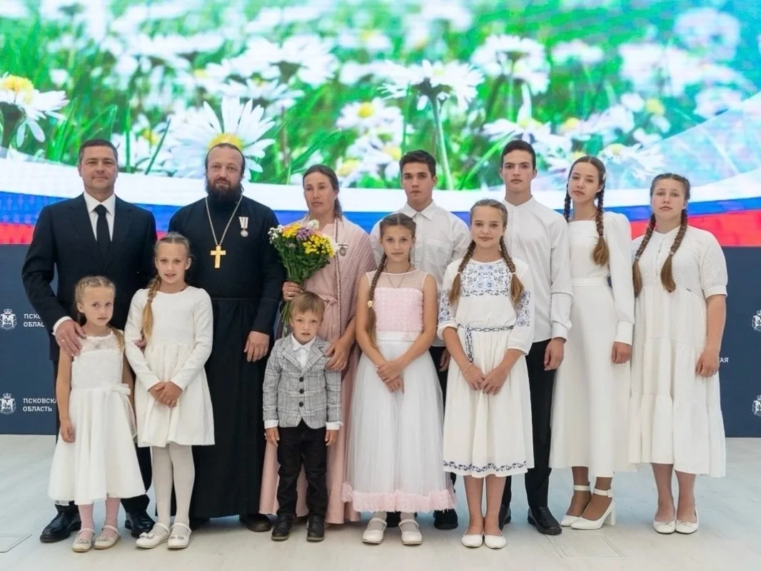 Семья священника из Великих Лук награждена орденом "Родительская слава"