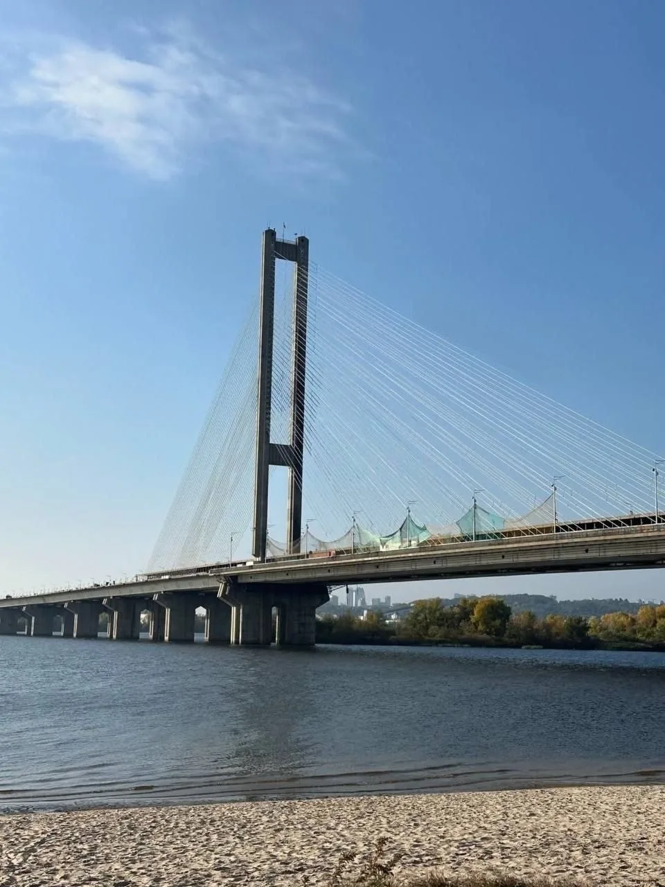 Хохлы соорудили непреодолимую защиту Южного моста в Киеве от дронов. И попросили у Евро...