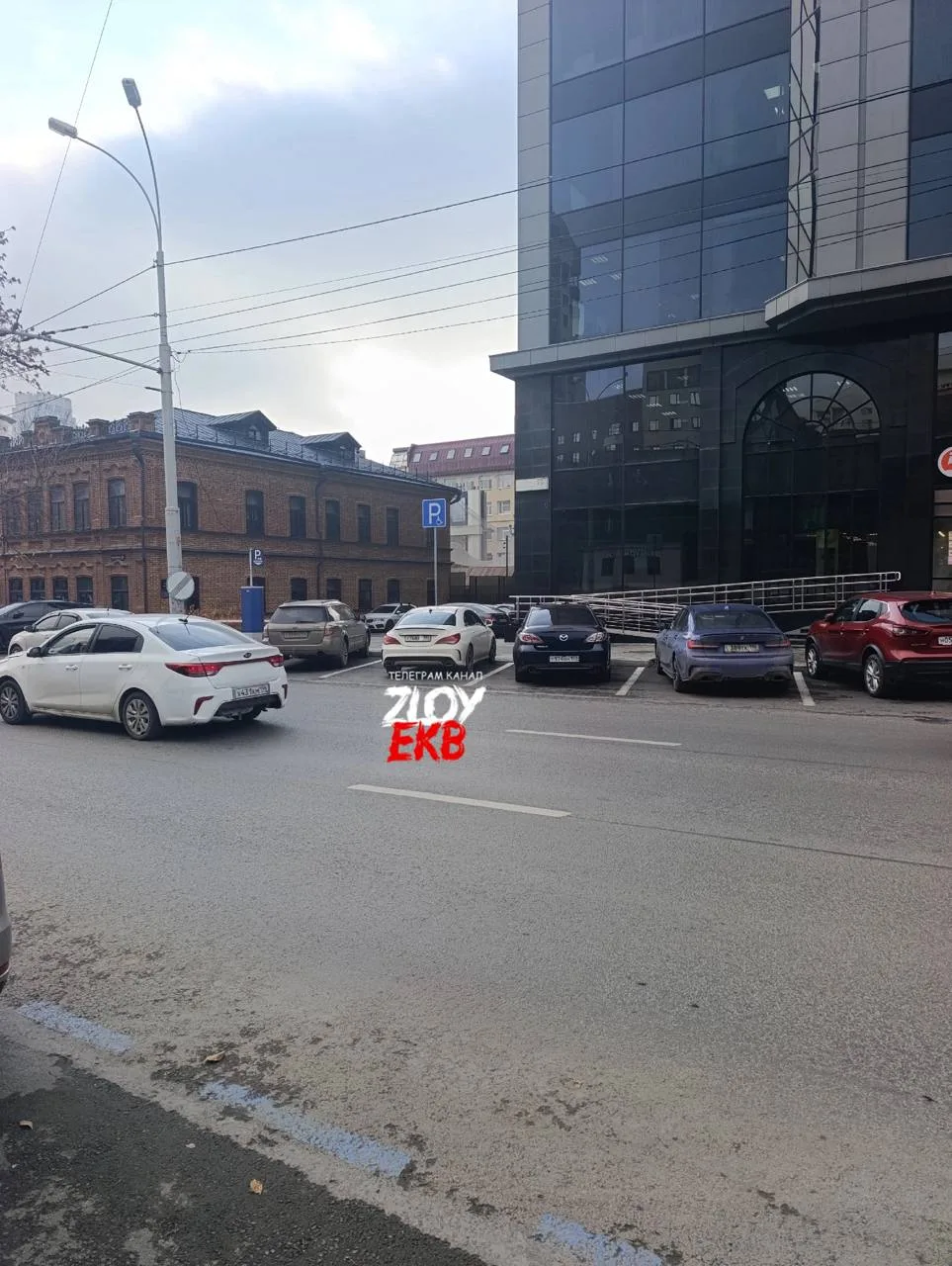 Автохамы продолжают парковаться на местах для инвалидов в центре города.