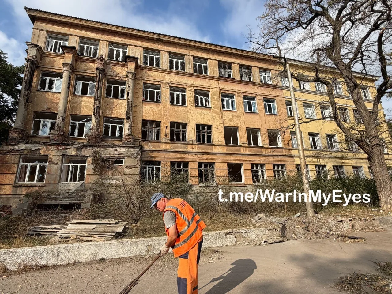 Последствия ночной атаки БПЛА в Ворошиловском районе Донецка, в результате которой повр...