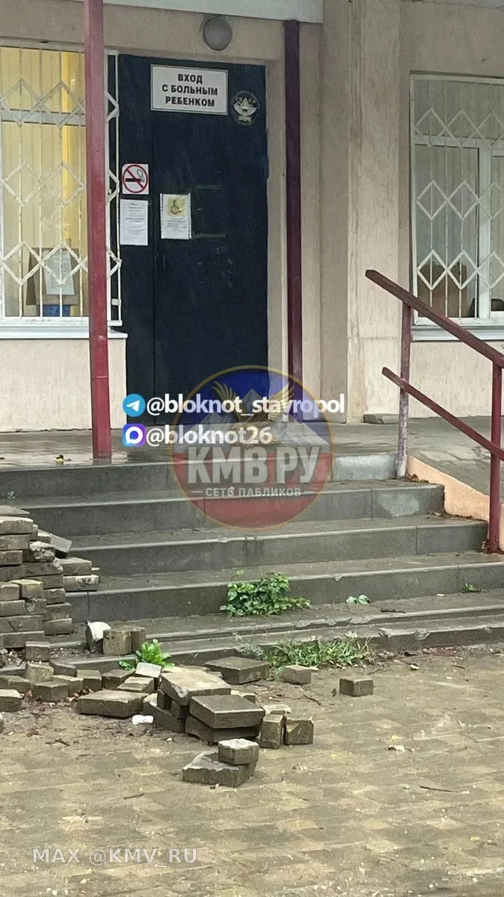 В детскую больницу — как на болото? Вход в педиатрическое отделение Пятигорска шокирова...