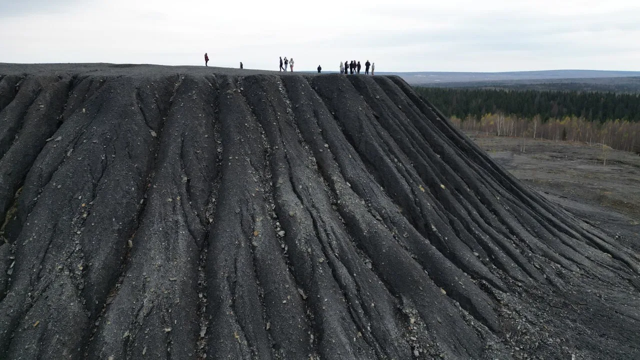 Чёрные горы посреди осеннего леса. Это Пермский край, Кизел