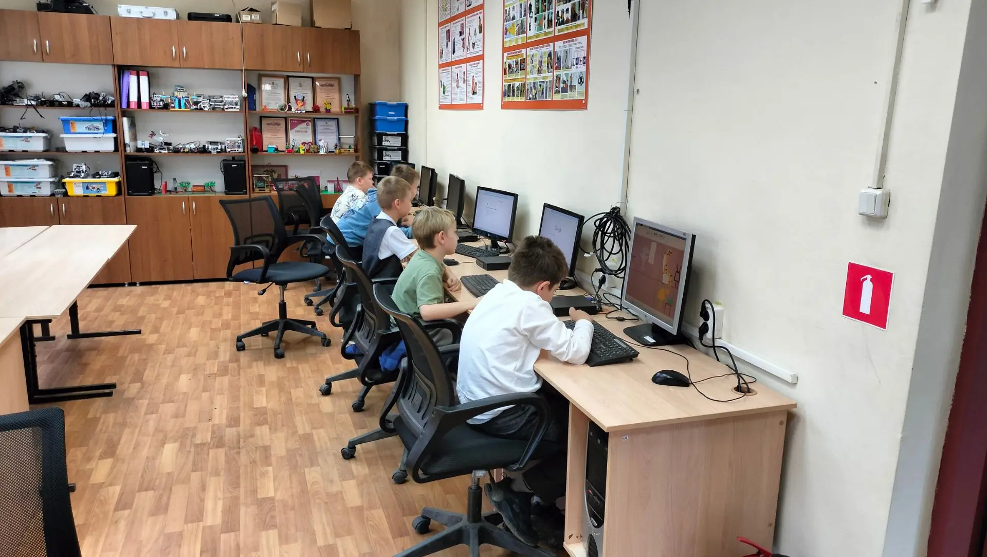 В объединениях "Юный программист" и "Компьютерная грамотность" прошли занятия, на котор...