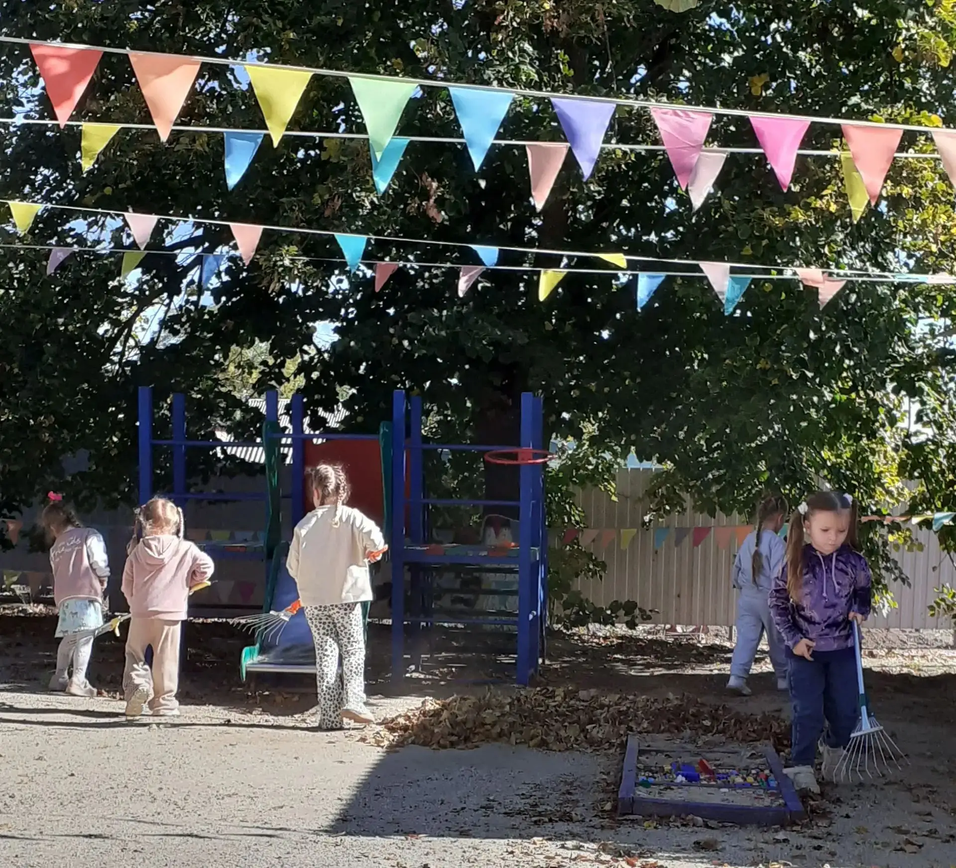 Сегодня в детском саду проходил субботник. На него вышли не только взрослые но и дети. ...