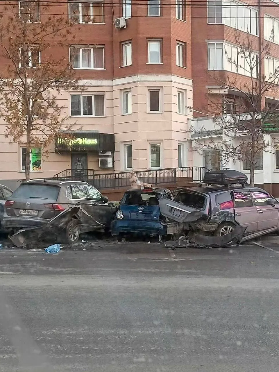 😳 Водитель седана не справился с управлением и влетел в припаркованные автомобили на у...