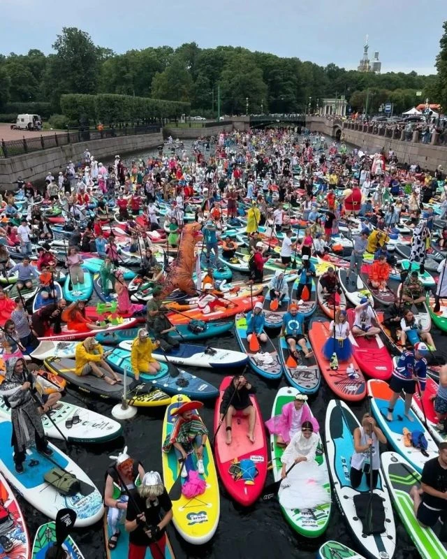 Нева превратилась в реку чудес! 🏄‍♂️🎭