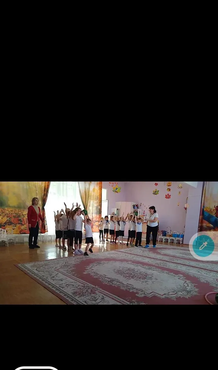 Сегодня в группе " Колокольчик " прошли  "Осенние весёлые старты" Дети разделились на д...
