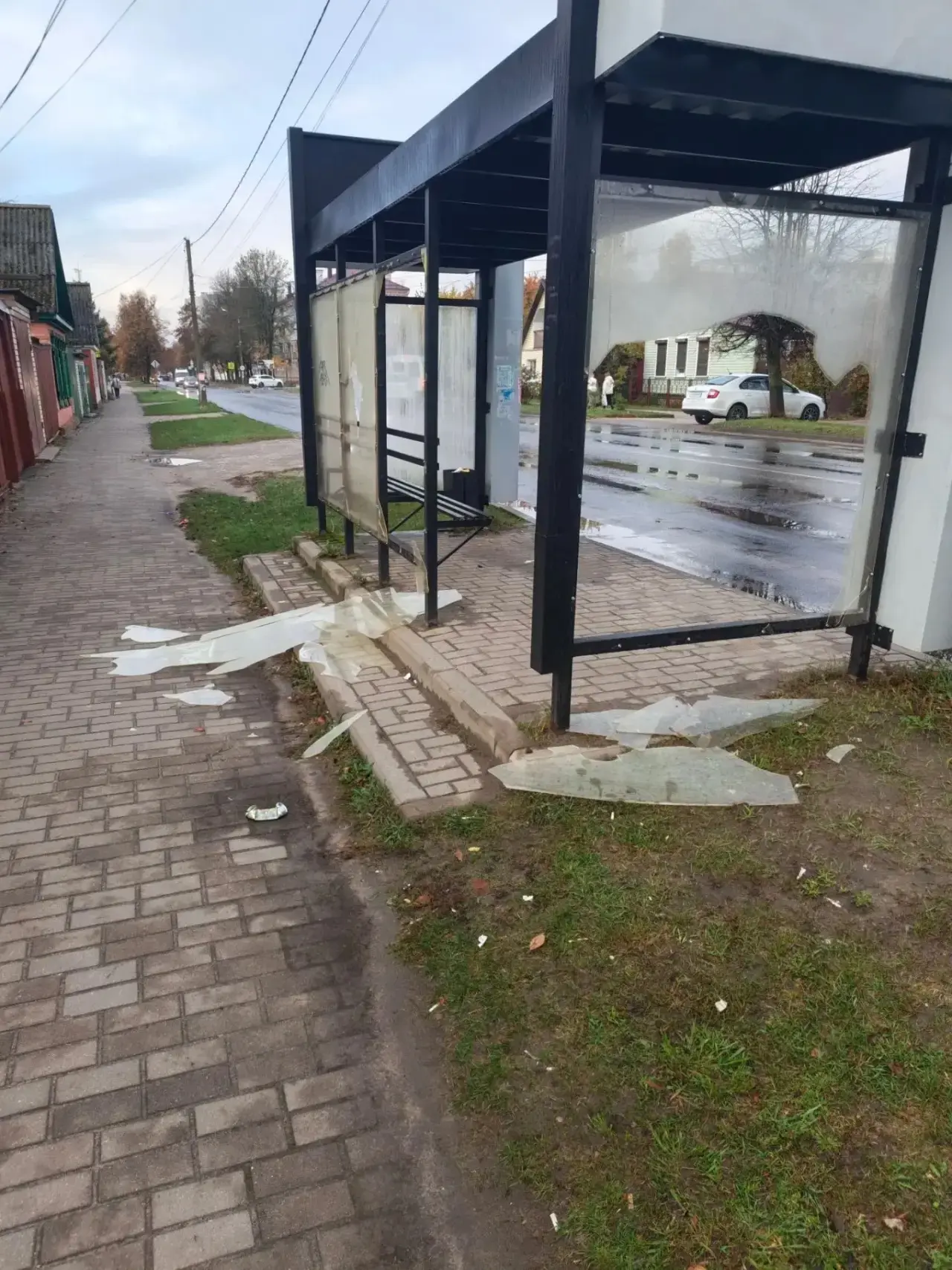 Нам пишут: В ночь с 12 на 13 октября на остановке общественного транспорта по улице Вор...