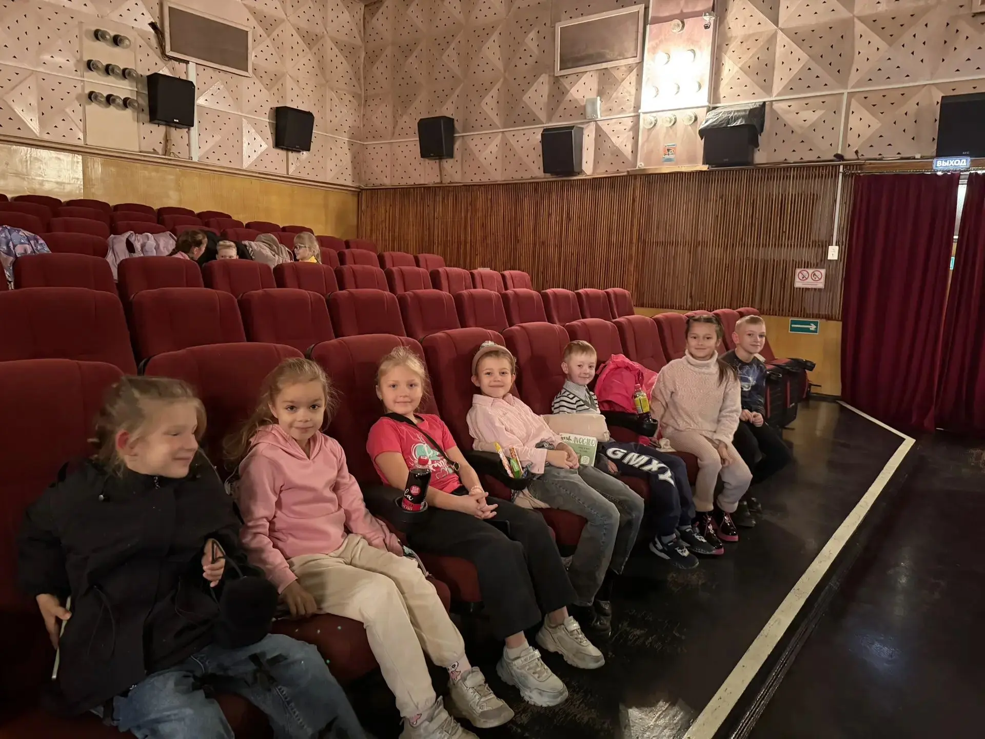 Вчера наши первоклассники- 1А, 1Б, 1В, побывали в кинотеатре «Авангард»! 🎬