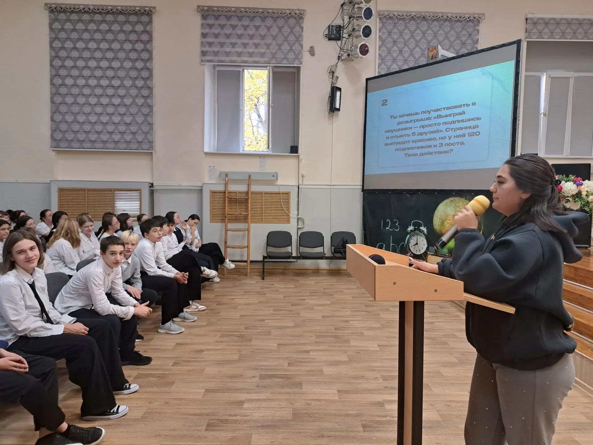 7 октября нашу школу посетили представители молодёжного центра 🎒 Они провели для учени...