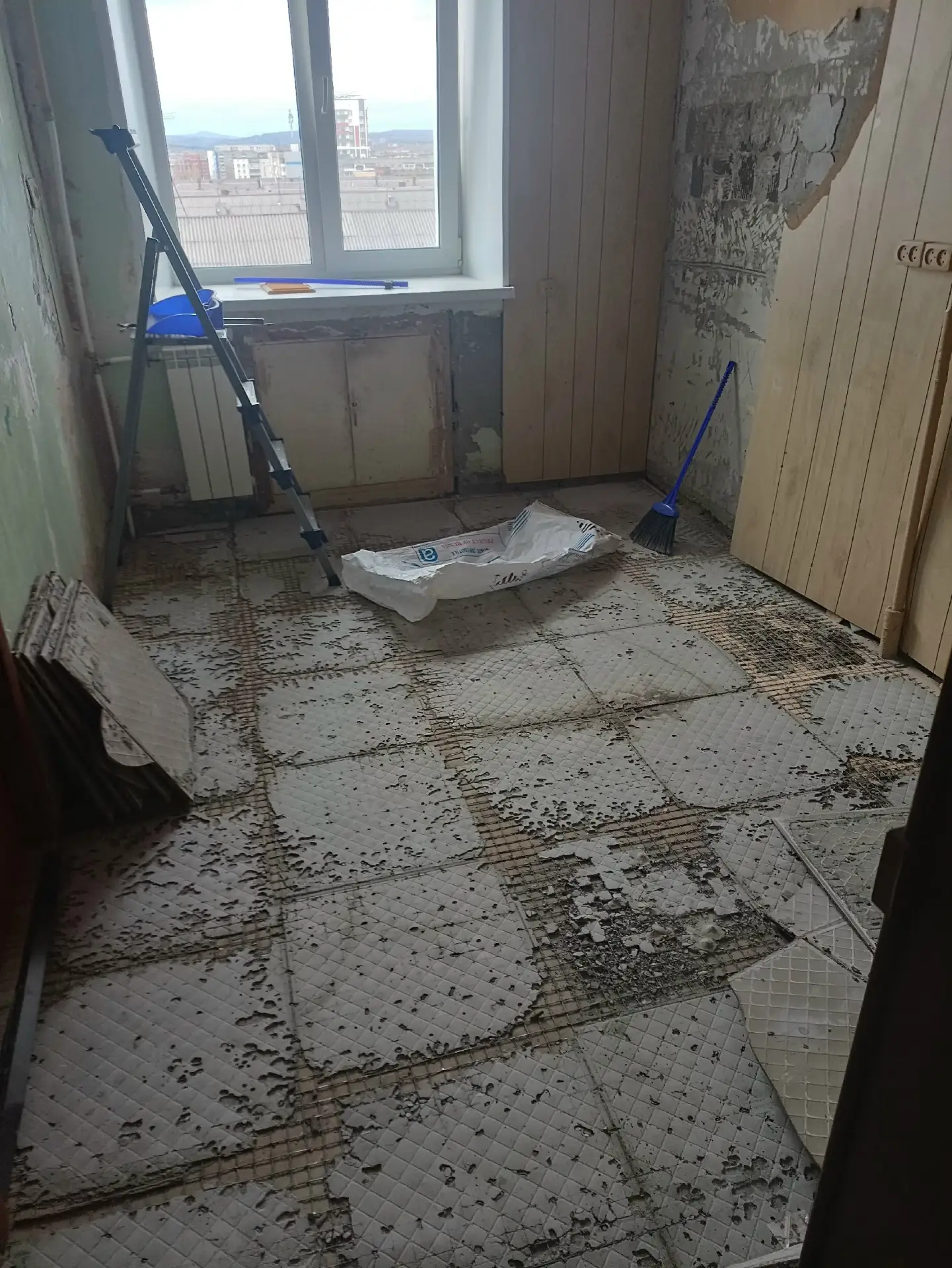 Кухня 8 м2 выровнять и залить пол цементом. Красный Камень.Цена, сроки?