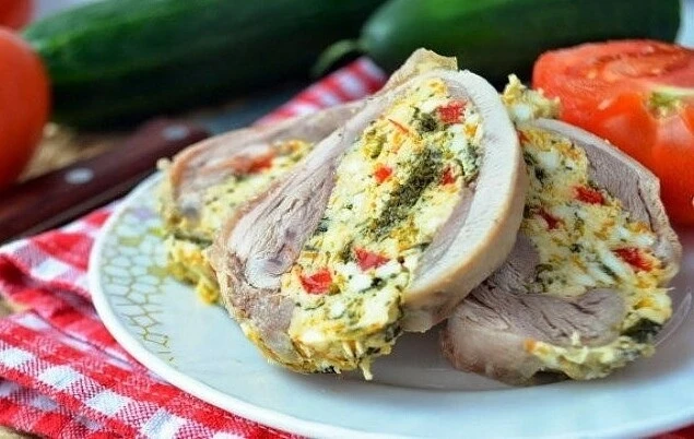 ДОMАШНИЕ KУPИHЫЕ РУЛЕTЫ С НAЧИНКОЙ