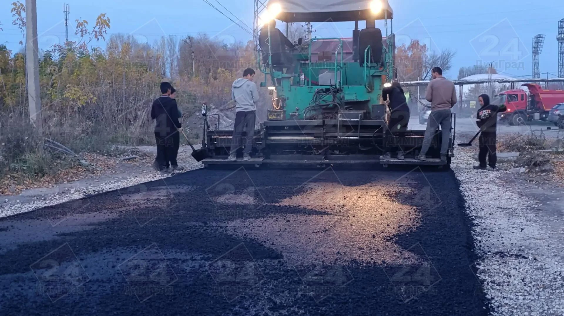 На Дрогобычской идут работы по укладке асфальта к гаражным обществам «Автомобилист-22» ...
