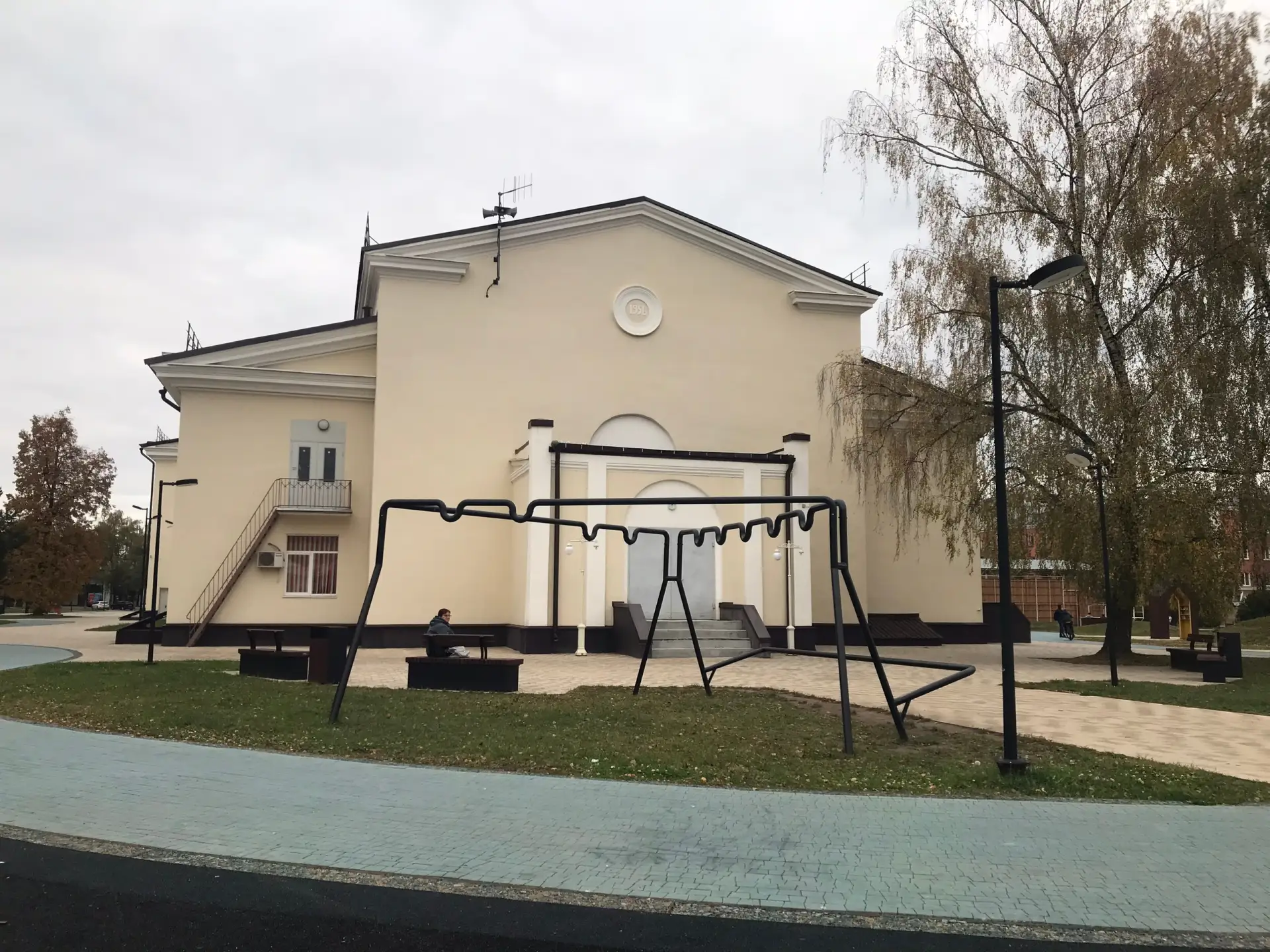 Сколько лет прошло после реконструкции территории Дк, а я до сих пор понять не могу. Во...