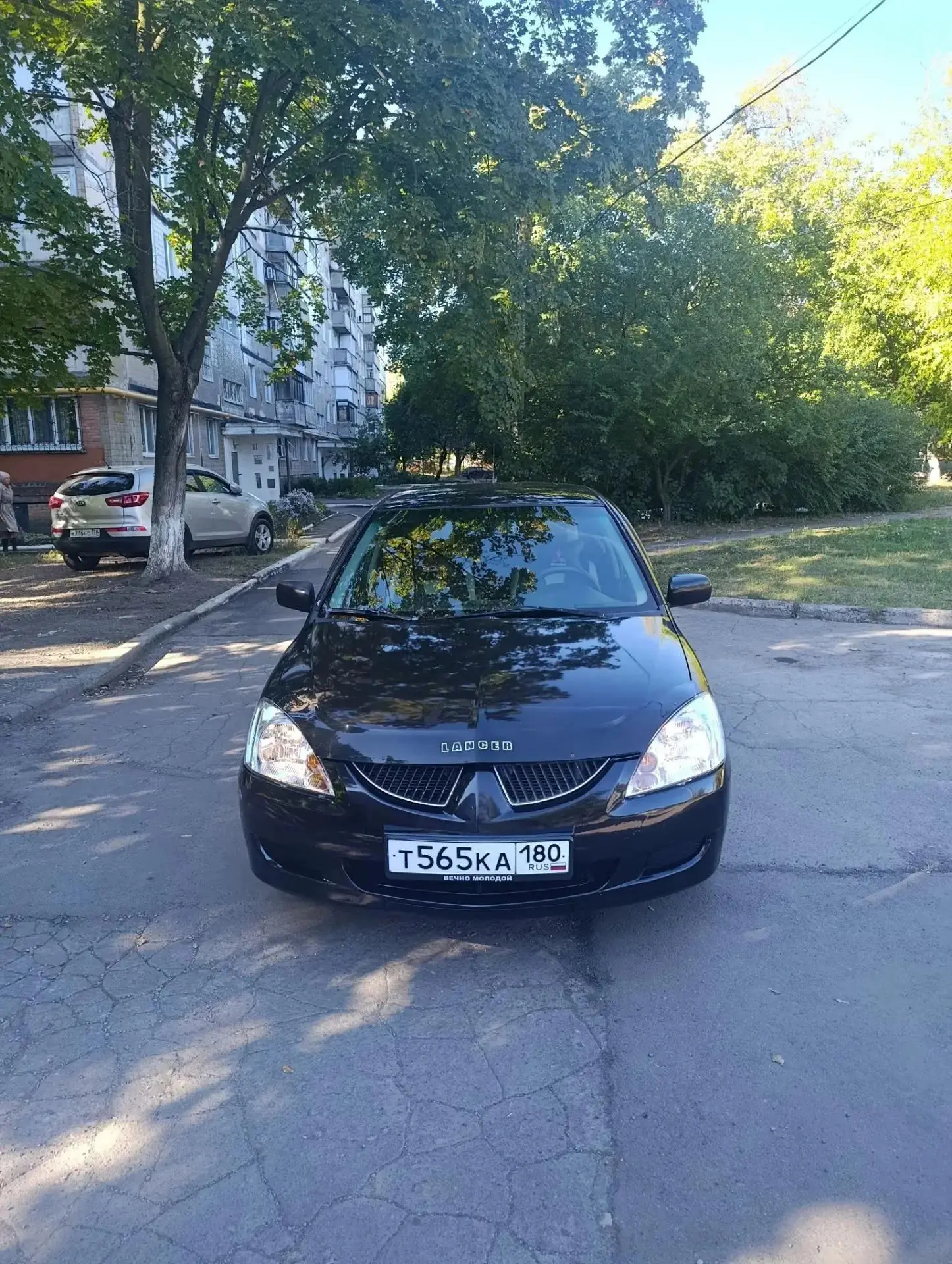 Продаю Ланцер 9 ,2005г,1.6 автомат,пробег 214,брал себе как первую машину, всё работает...