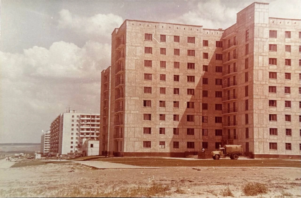 Представь: Старый Оскол, 70‑е. На месте нынешних дворов — пустыри, ветер гоняет пыль, а...