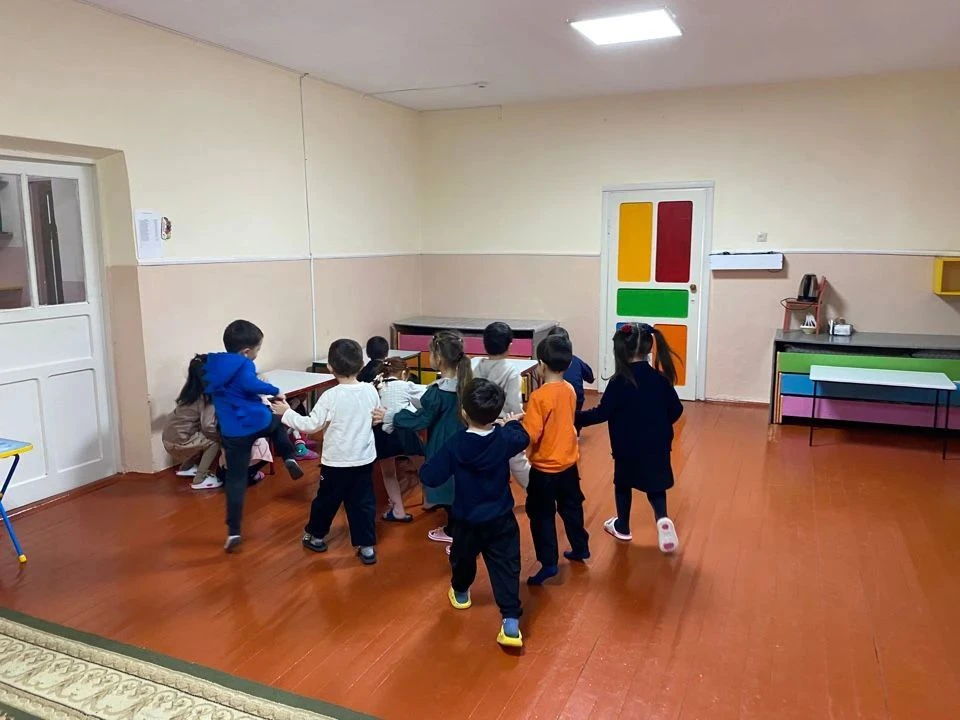 Согласно утвержденному графику проведения тренировок по эвакуации и ликвидации ЧС, связ...