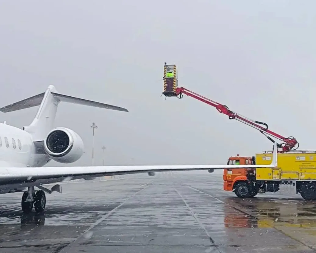 ✈️❄️ В аэропорту Горно-Алтайска стартовал сезон противообледенительной обработки.