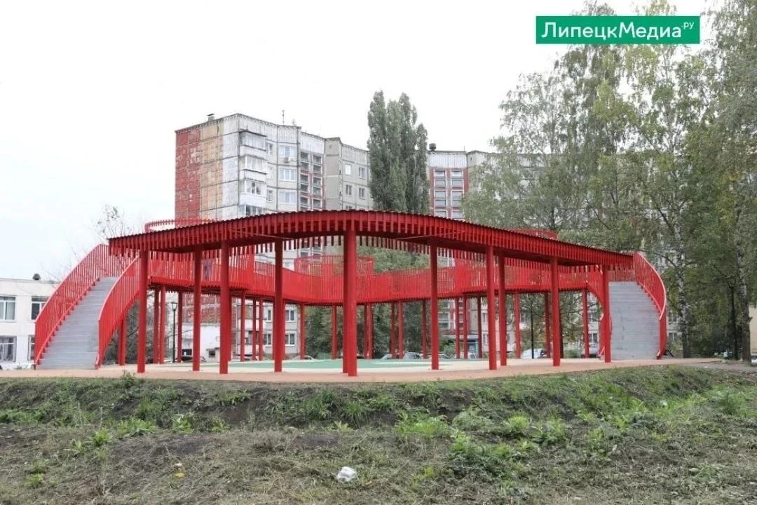 🌉 «Парящий» мост появился во дворе на Водопьянова