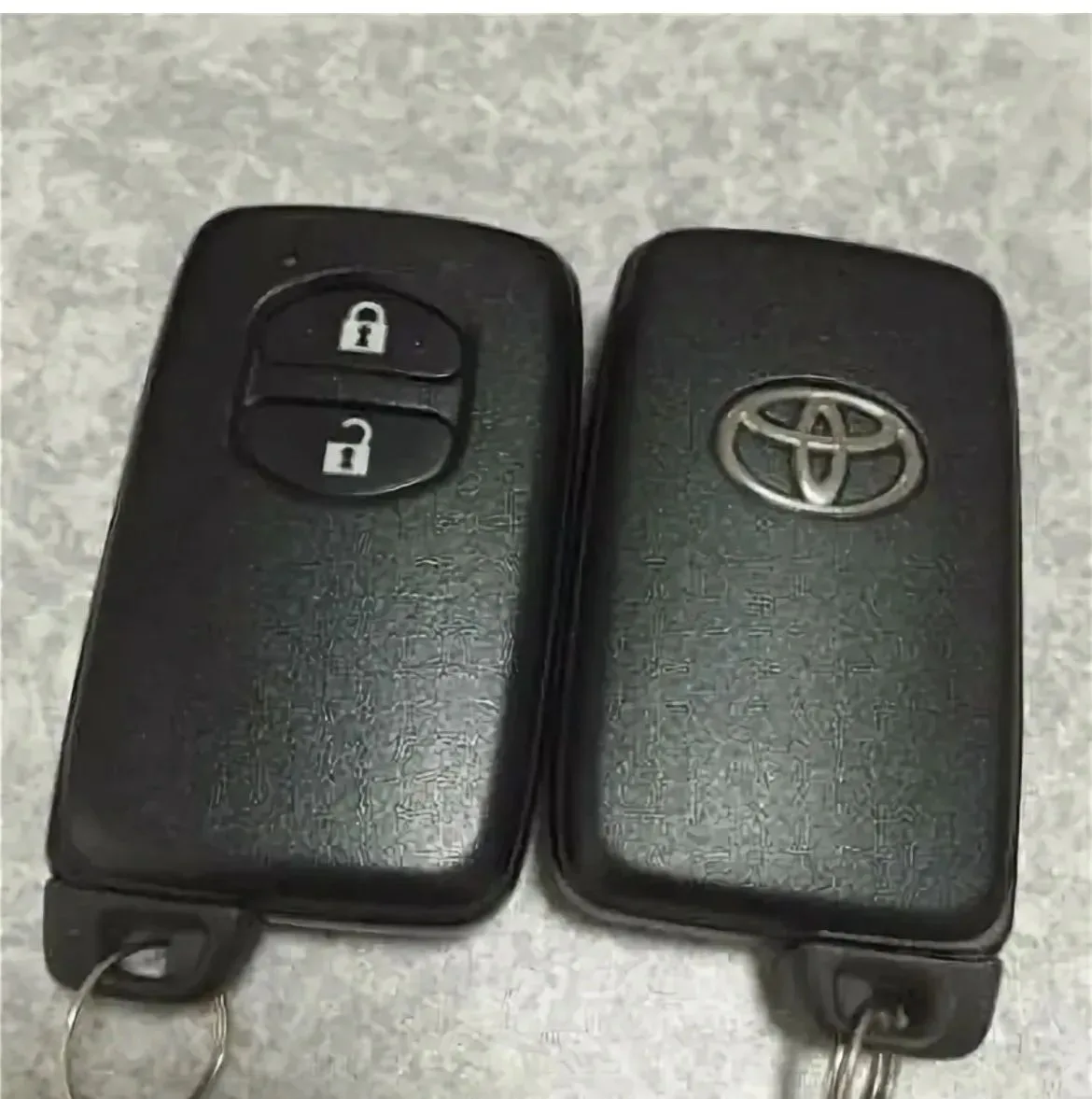 Утеряны ключи 🔑 от авто Toyota, от квартиры, гаража и стик банковской карточки в чехле.