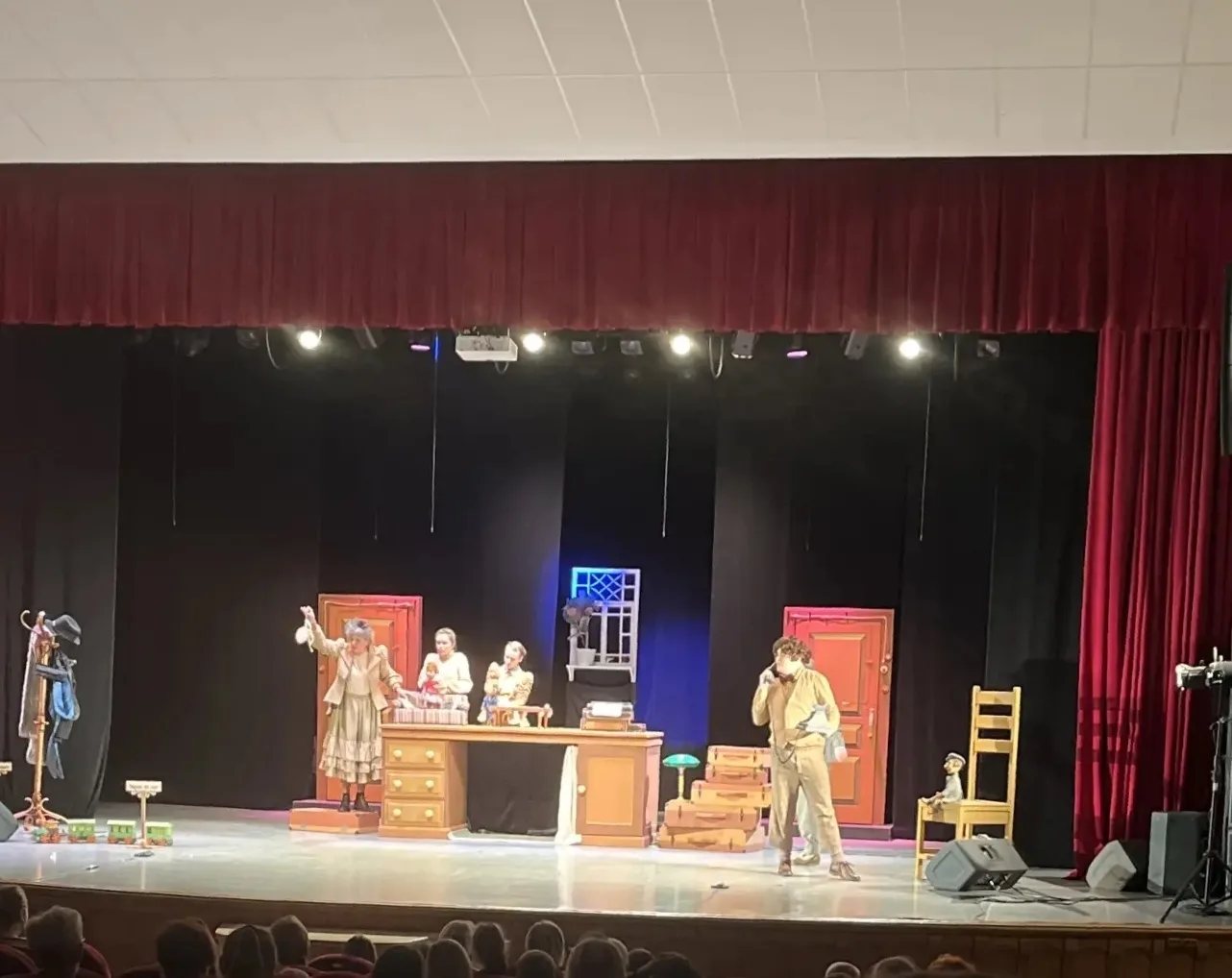 🎭 14 октября ребята из 6Б и 6В класса посетили потрясающий спектакль "Образцовый ребен...