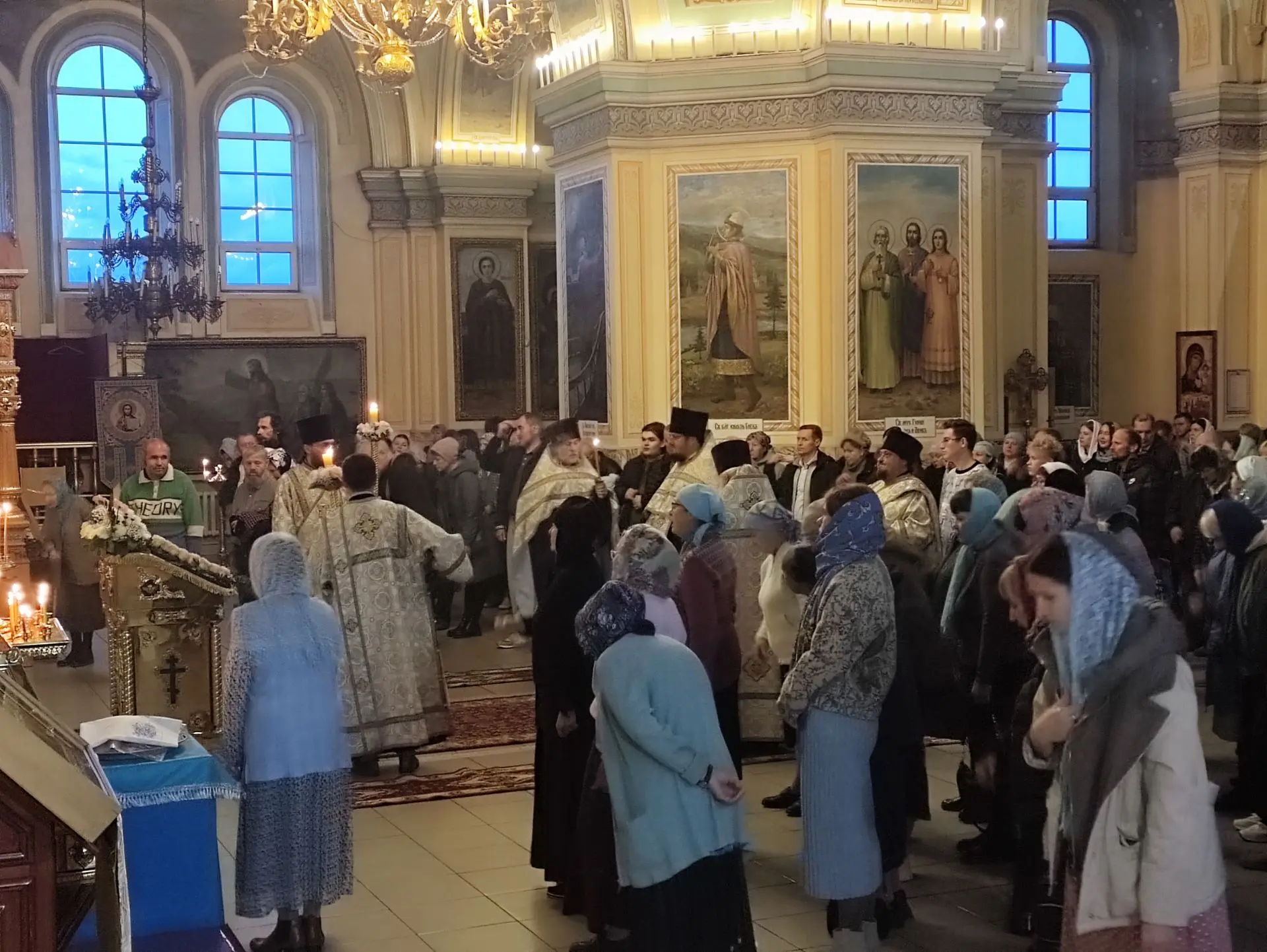Два дня пели с хором Регентской школы в Покровском соборе. Радостно, что получилось пом...