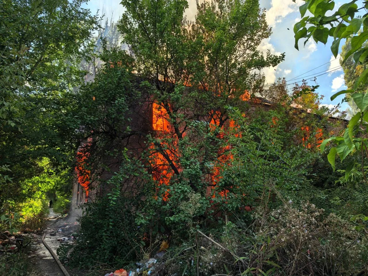 В Красноармейском районе Волгограда загорелся расселенный двухэтажный дом на улице Свет...