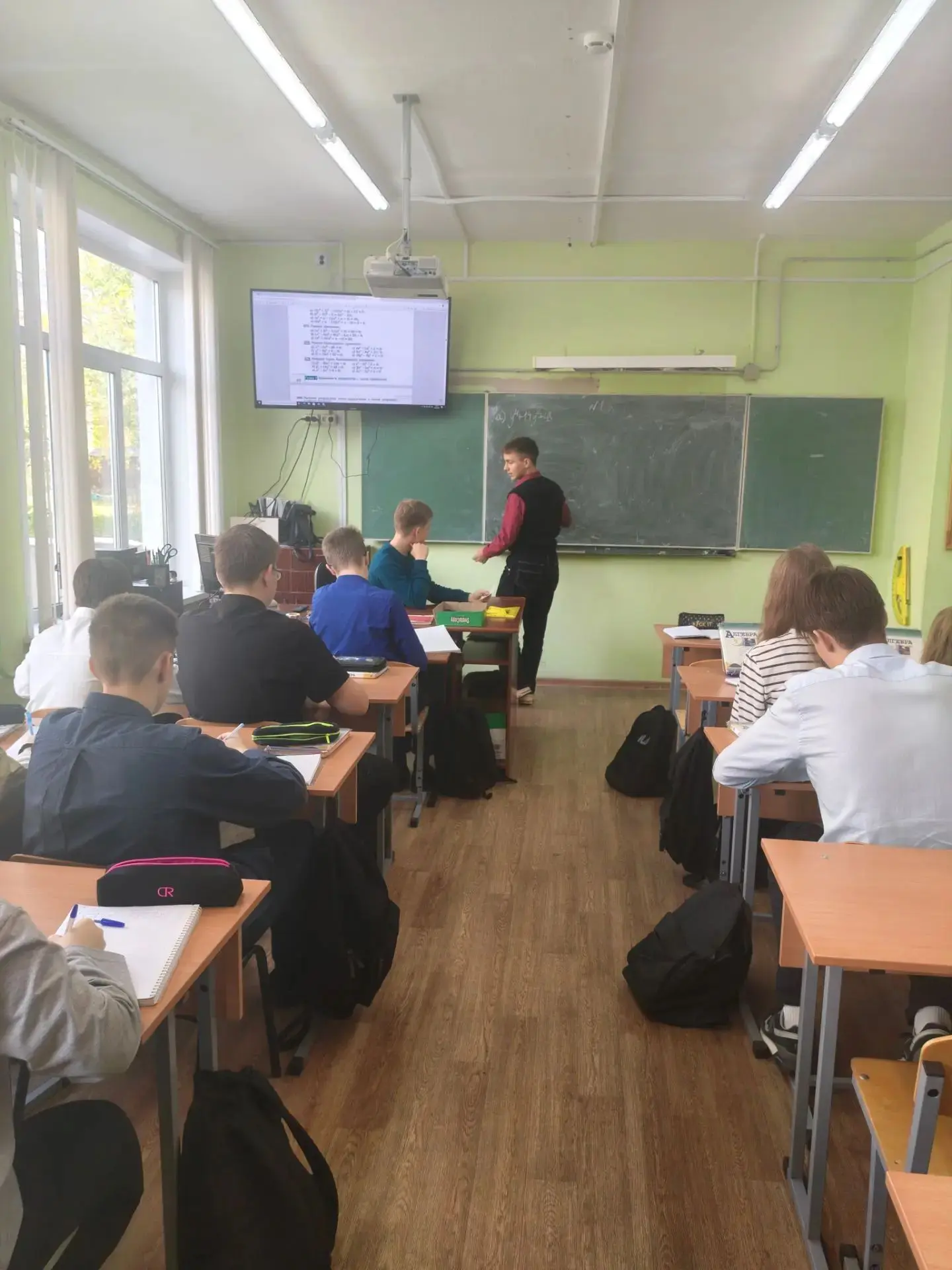 8 октября в  9Г прошёл урок  самоуправления. Ученики попробовали себя в роли учителя ма...