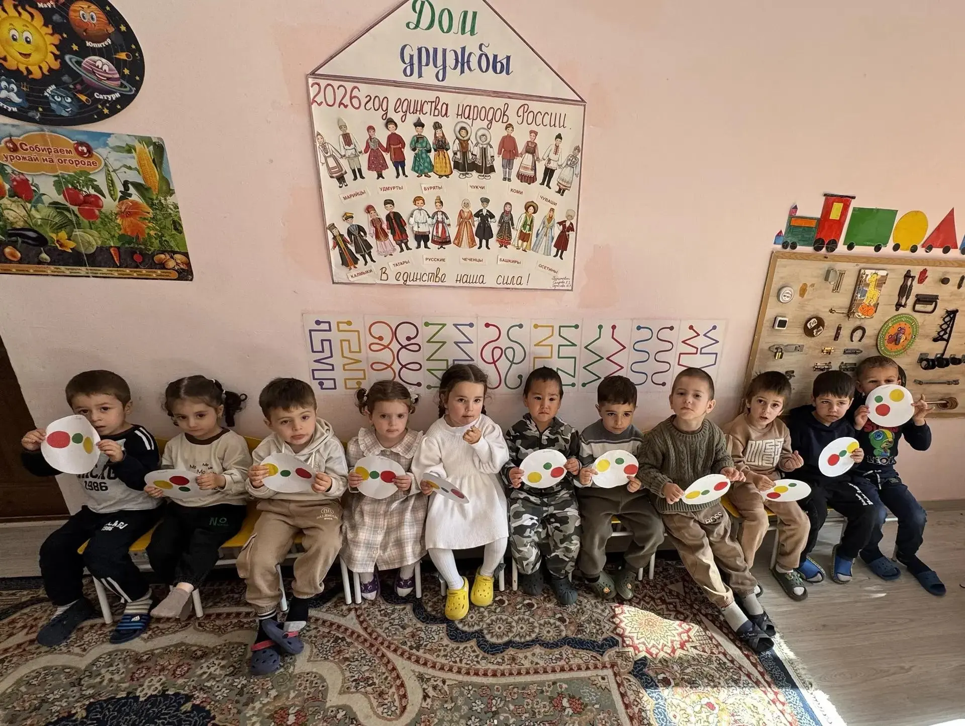 Аппликация «Большие и маленькие яблоки на тарелке « Младшей группе  Ромашки