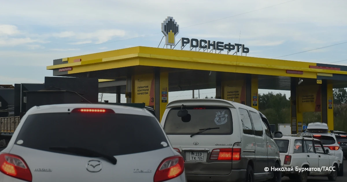 В Карелии на АЗС "Роснефть" увеличили лимиты отпуска АИ-92 до 50 литров, сообщил глава ...