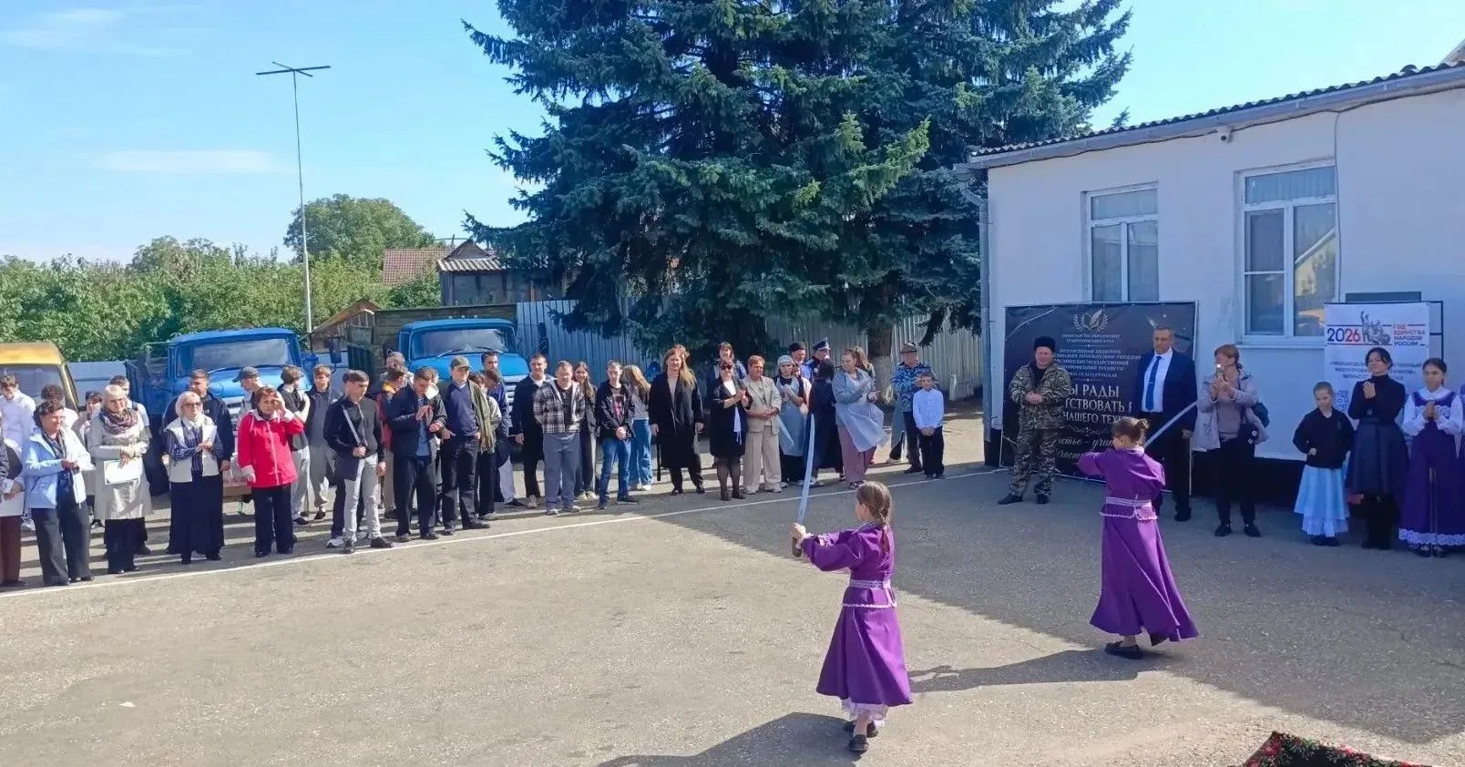 Каша из полевой кухни, пейнтбольный тир, пирожные и казачьи песни - в станице Ессентукс...