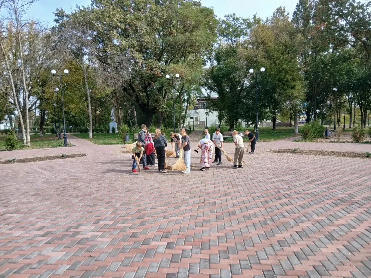 А наши юные помощники из 3а и 3б классов вместе со своими классными руководителями Солд...