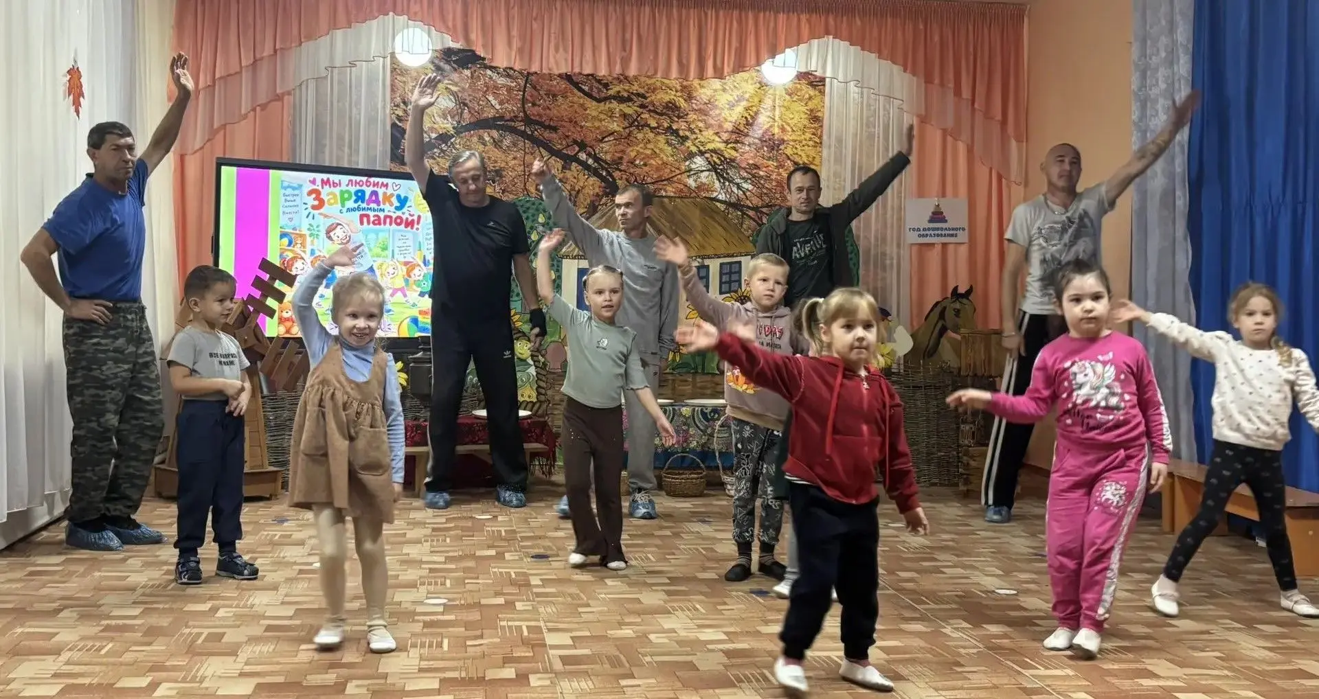 В стенах нашего детского сада царила атмосфера настоящего праздника. На зарядку вышли н...