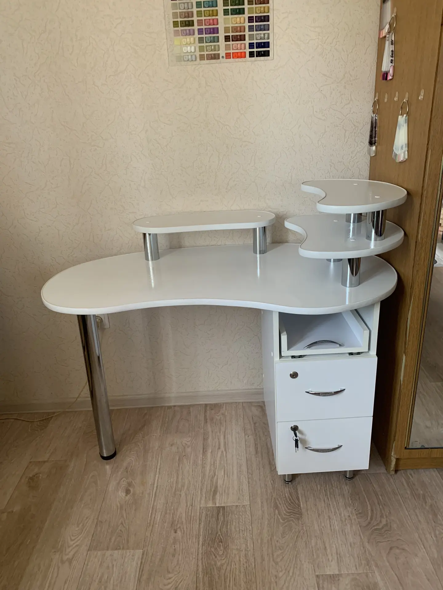 Добрый день! Продаём маникюрный стол, машинку для маникюра, клетки для попугаев и грызу...