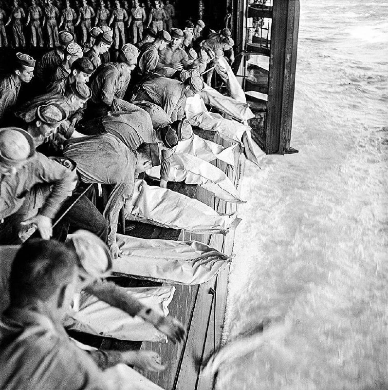 Похороны в море офицеров и солдат американского авианосца USS Intrepid, погибших в ходе...