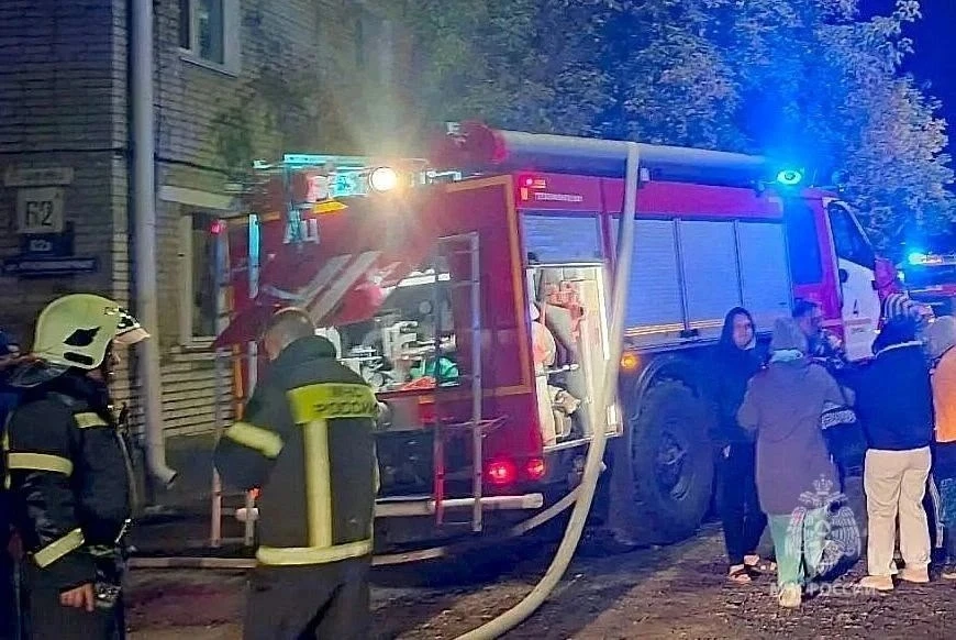 В Кургане ночью загорелась пятиэтажка, спасли 50 человек