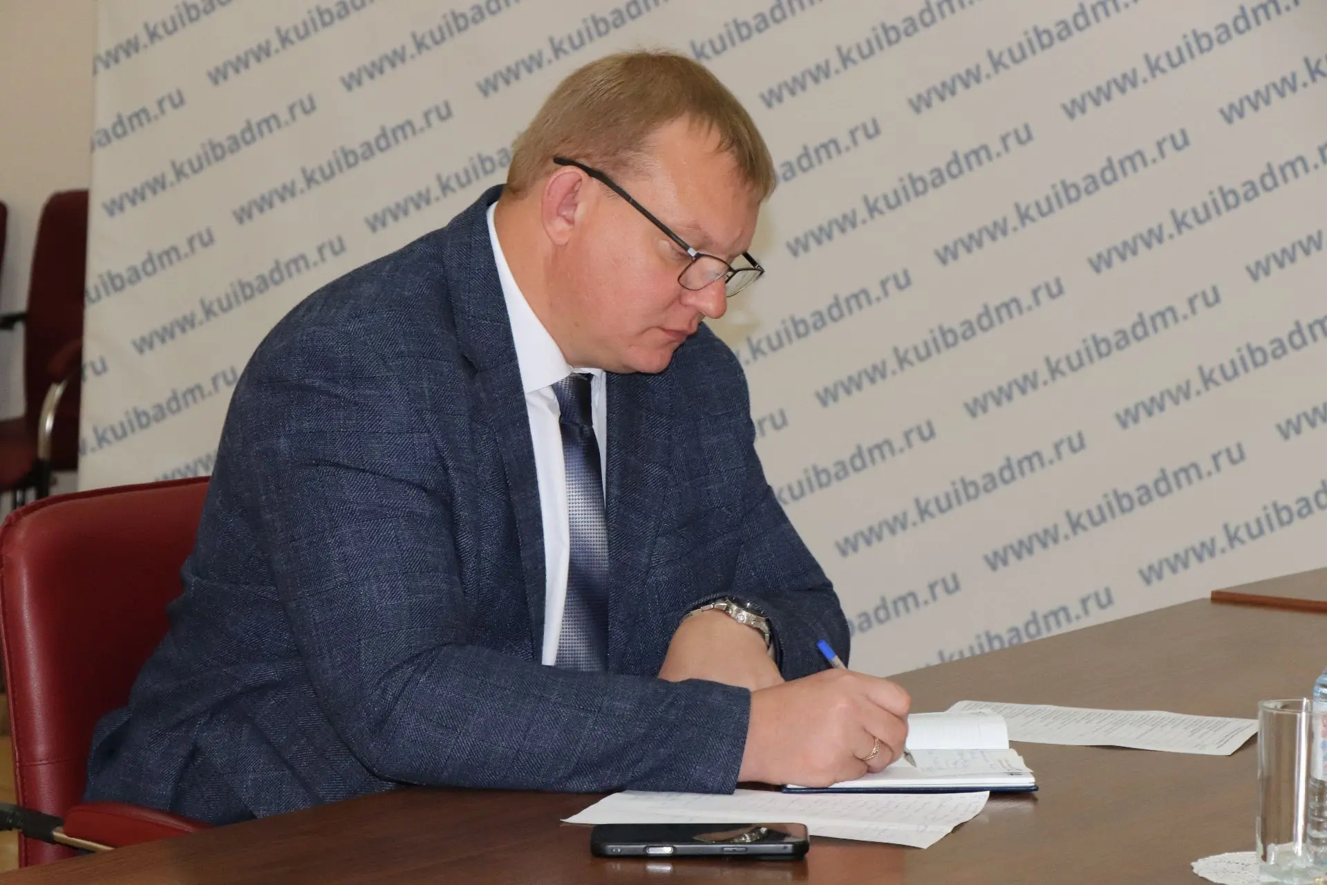 Провёл оперативное совещание, чтобы разобрать текущие задачи и наметить планы по развит...