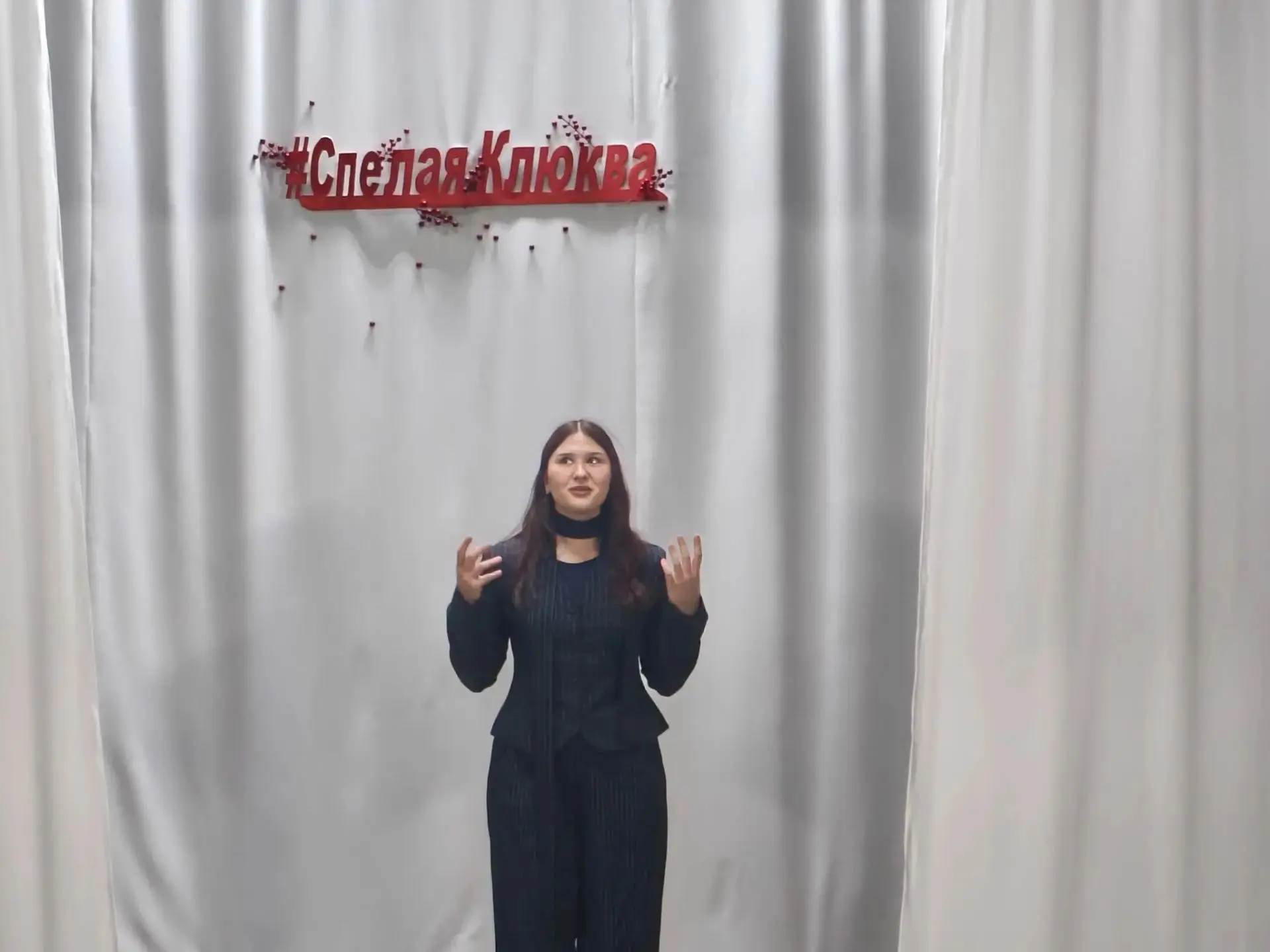 Поэзия со вкусом «Спелой клюквы»: Дарья Савченко и Вика Борисова представили школу на р...