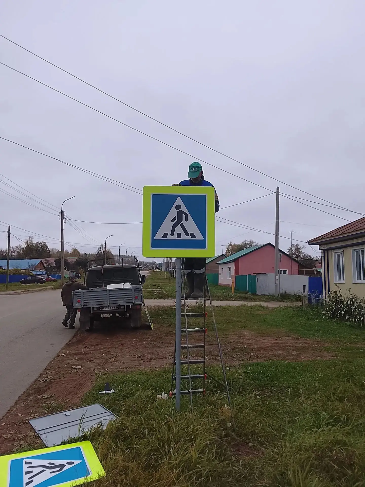 Рабочий день проходит в плановом режиме, погодные условия не влияют на график выполнени...